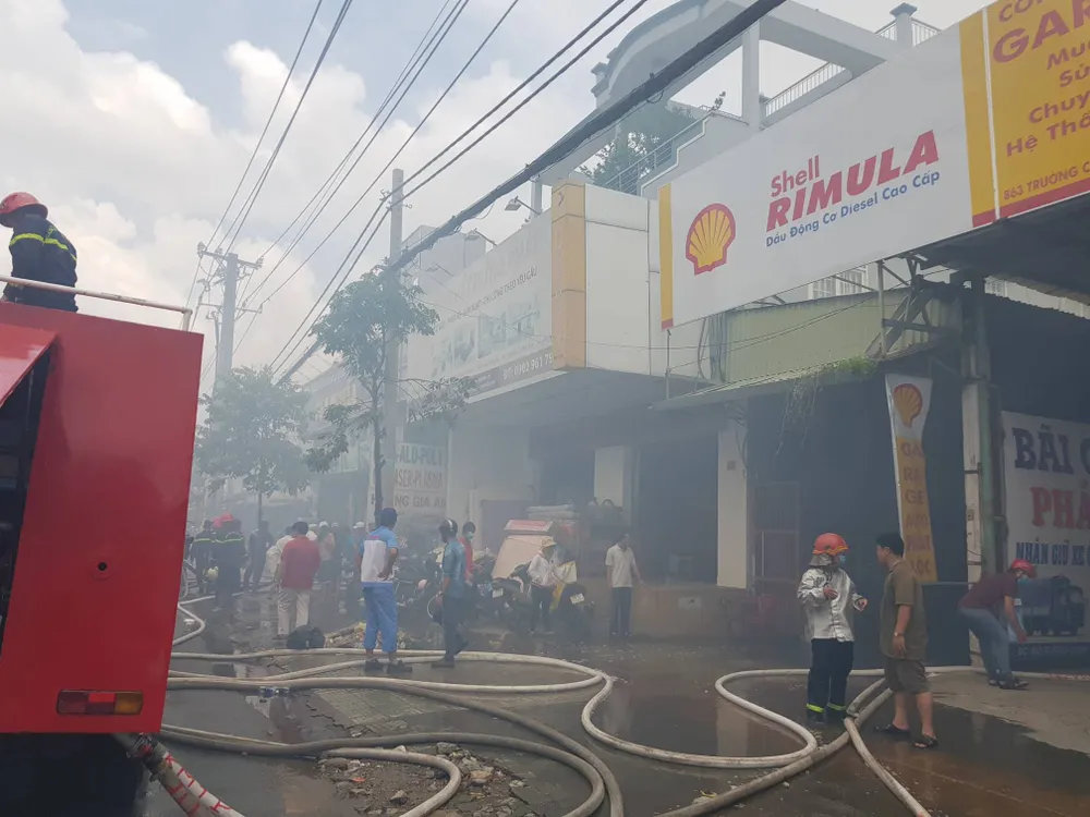 Hàng trăm cảnh sát tham gia chữa cháy ở xưởng gỗ gần siêu thị Co.opmart ảnh 4