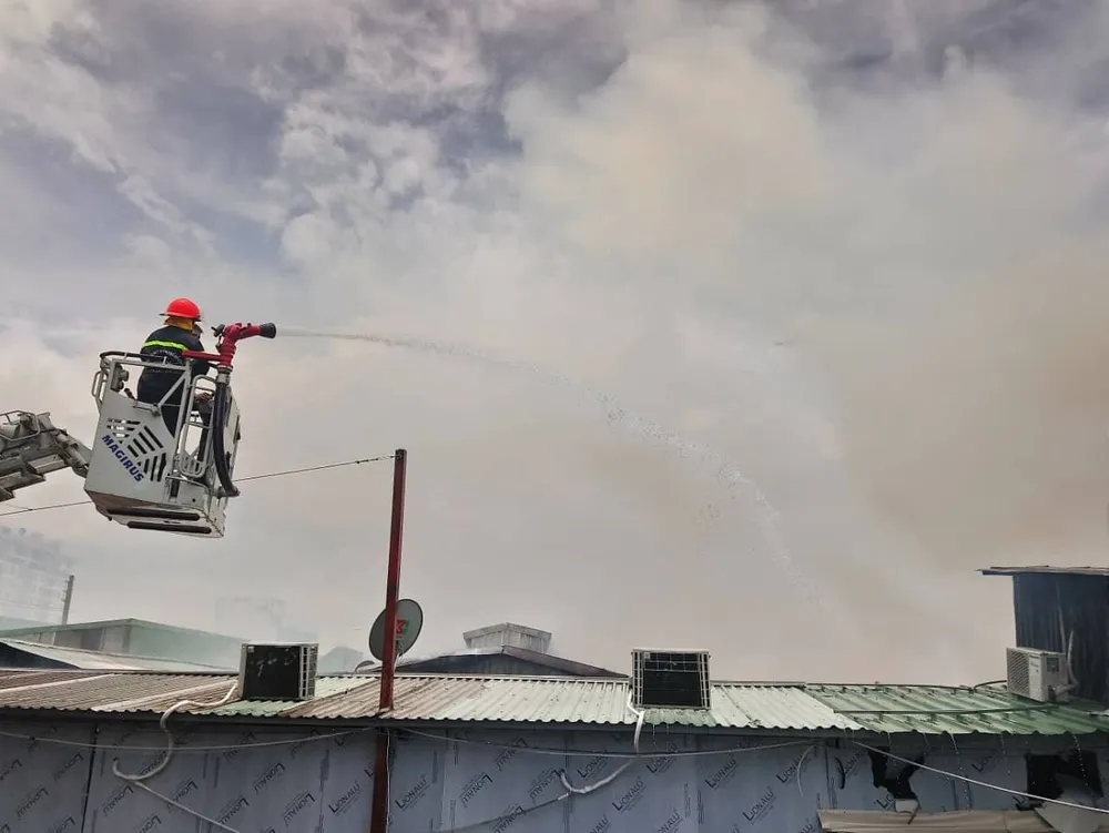 Hàng trăm cảnh sát tham gia chữa cháy ở xưởng gỗ gần siêu thị Co.opmart ảnh 8