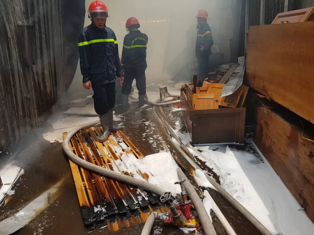 Hàng trăm cảnh sát tham gia chữa cháy ở xưởng gỗ gần siêu thị Co.opmart ảnh 6