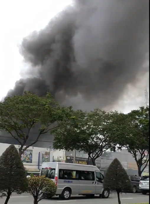 Hàng trăm cảnh sát tham gia chữa cháy ở xưởng gỗ gần siêu thị Co.opmart ảnh 1