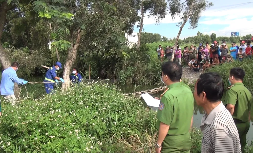 Phát hiện thi thể người đàn ông dưới kênh số 1 ở quận Bình Tân ảnh 2  Phát hiện thi thể người đàn ông dưới kênh số 1 ở quận Bình Tân ảnh 2