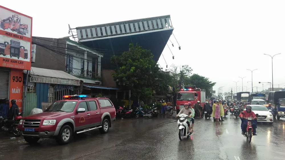  Bảng quảng cáo đổ sập đè nhà dân, 1 người chết, 1 người bị thương ảnh 4