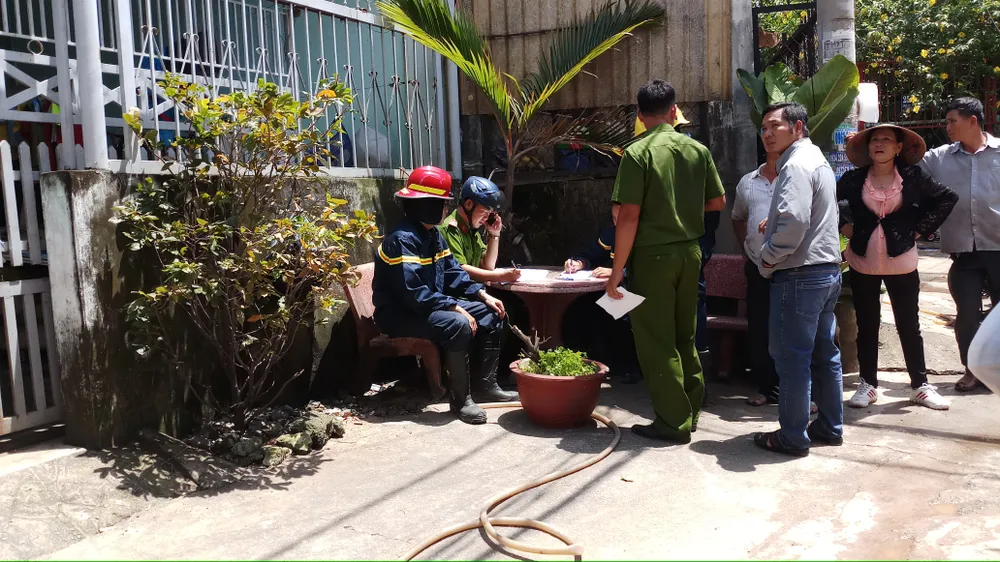  Cháy nhà dân ở quận Thủ Đức, nhiều người hốt hoảng ảnh 1