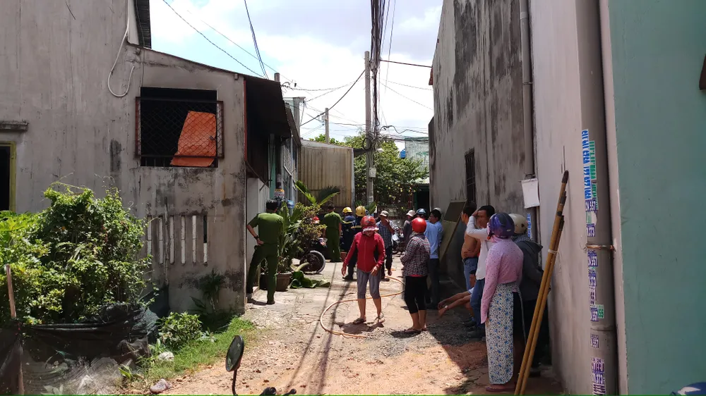  Cháy nhà dân ở quận Thủ Đức, nhiều người hốt hoảng ảnh 2