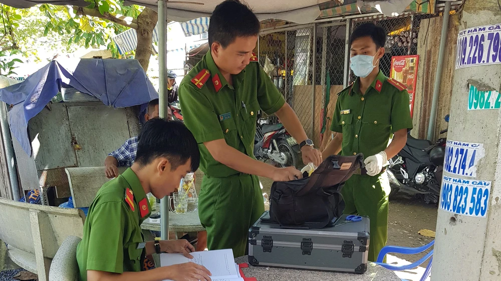 Công an khám nghiệm hiện trường vụ việc