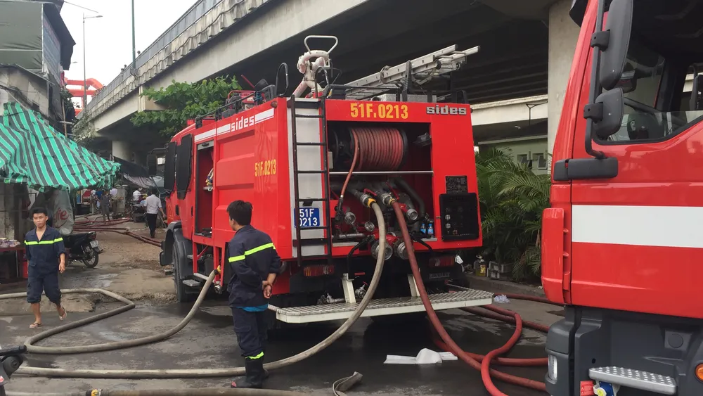 Cháy nhà dân ở chân cầu Bình Lợi, Bình Thạnh ảnh 2 Cháy nhà dân ở chân cầu Bình Lợi, Bình Thạnh ảnh 2