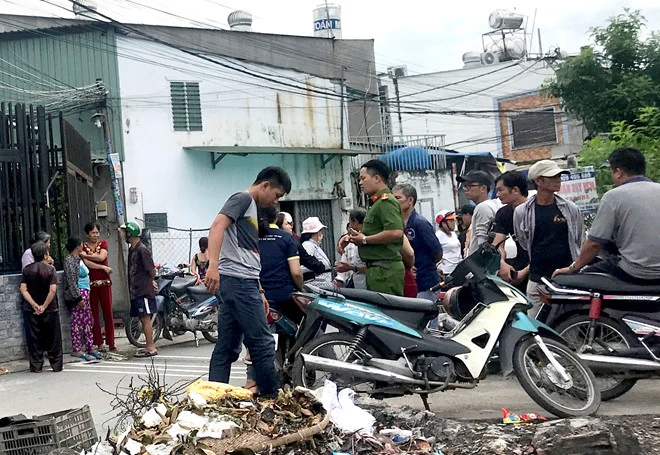 Công an có mặt ở hiện trường. Ảnh: ĐAN NGUYÊN