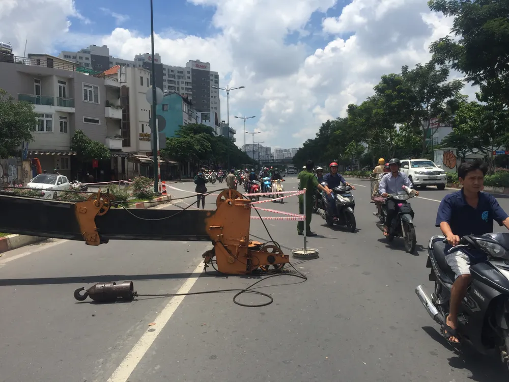 Xe cần cẩu đổ sập trên đại lộ Phạm Văn Đồng, nhiều người thoát chết ảnh 7