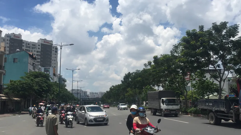 Xe cần cẩu đổ sập trên đại lộ Phạm Văn Đồng, nhiều người thoát chết ảnh 8