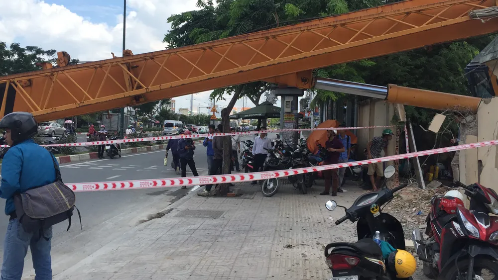 Xe cần cẩu đổ sập trên đại lộ Phạm Văn Đồng, nhiều người thoát chết ảnh 6