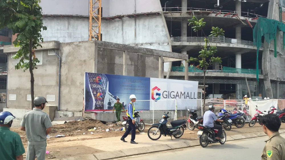  Rơi từ công trình Trung tâm thương mại ở quận Thủ Đức, 3 công nhân bị thương ảnh 1