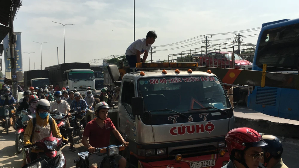 Xe khách tông dải phân cách, nhiều người thoát chết ảnh 4 Xe khách tông dải phân cách, nhiều người thoát chết ảnh 4