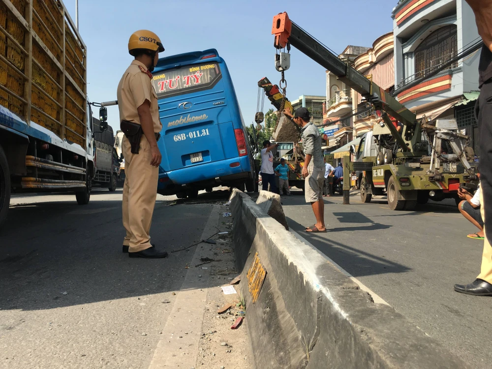 Xe khách tông dải phân cách, nhiều người thoát chết ảnh 2 Xe khách tông dải phân cách, nhiều người thoát chết ảnh 2