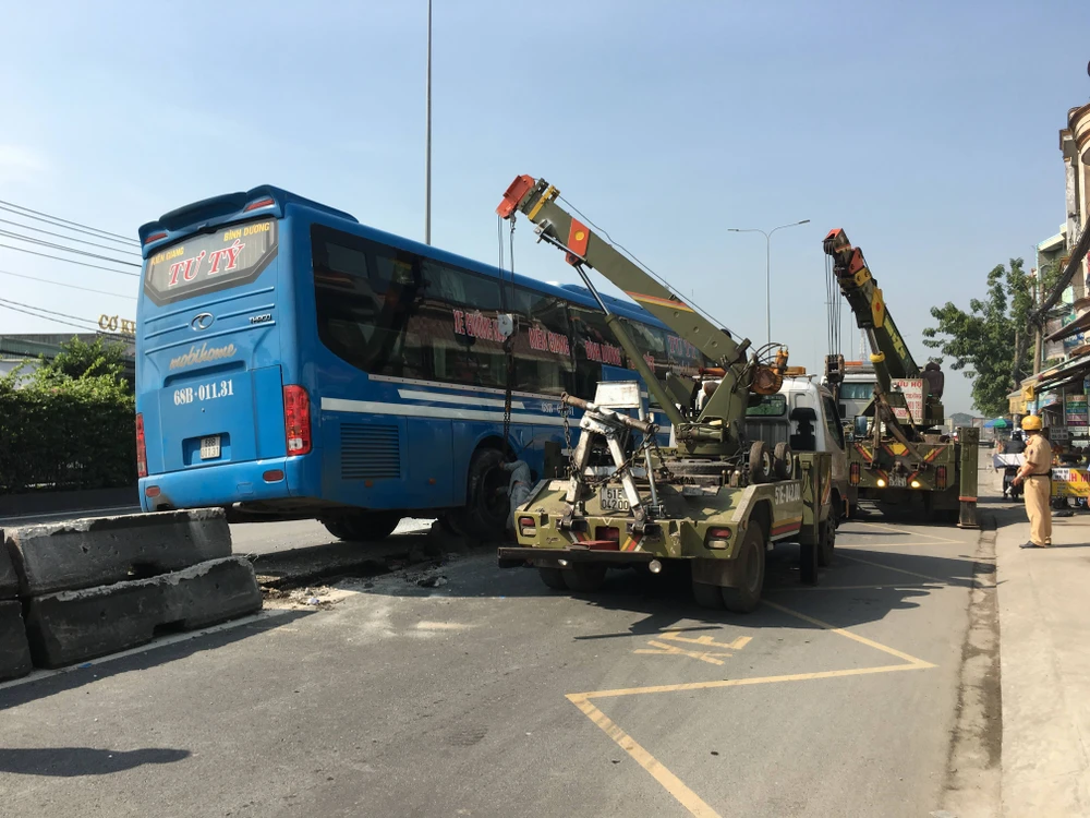 Xe khách tông dải phân cách, nhiều người thoát chết ảnh 3 Xe khách tông dải phân cách, nhiều người thoát chết ảnh 3