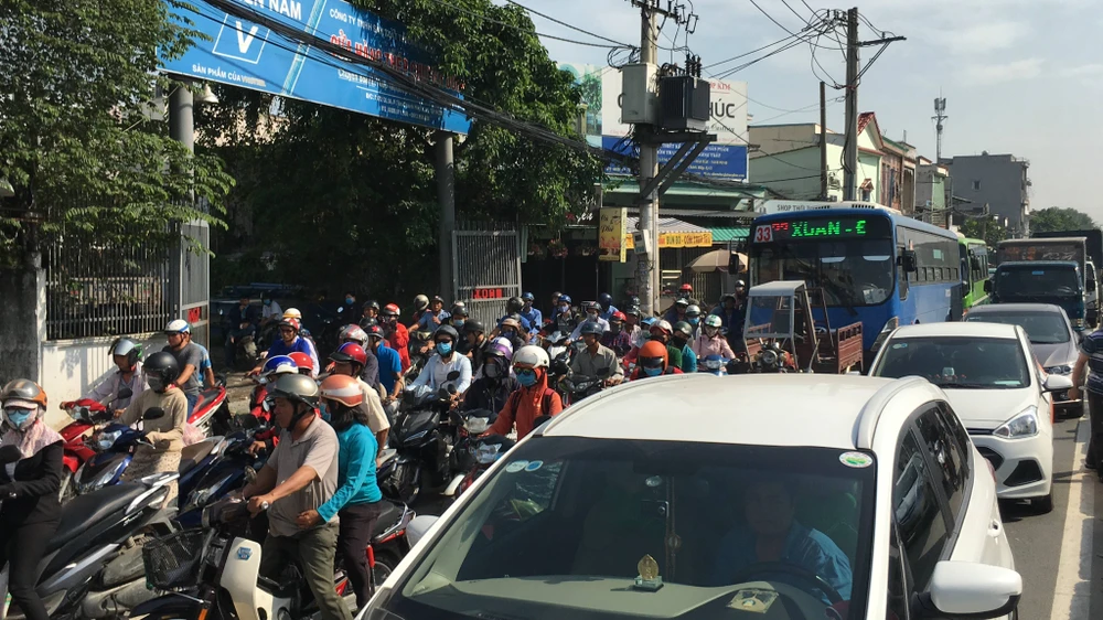 Xe khách tông dải phân cách, nhiều người thoát chết ảnh 5 Xe khách tông dải phân cách, nhiều người thoát chết ảnh 5