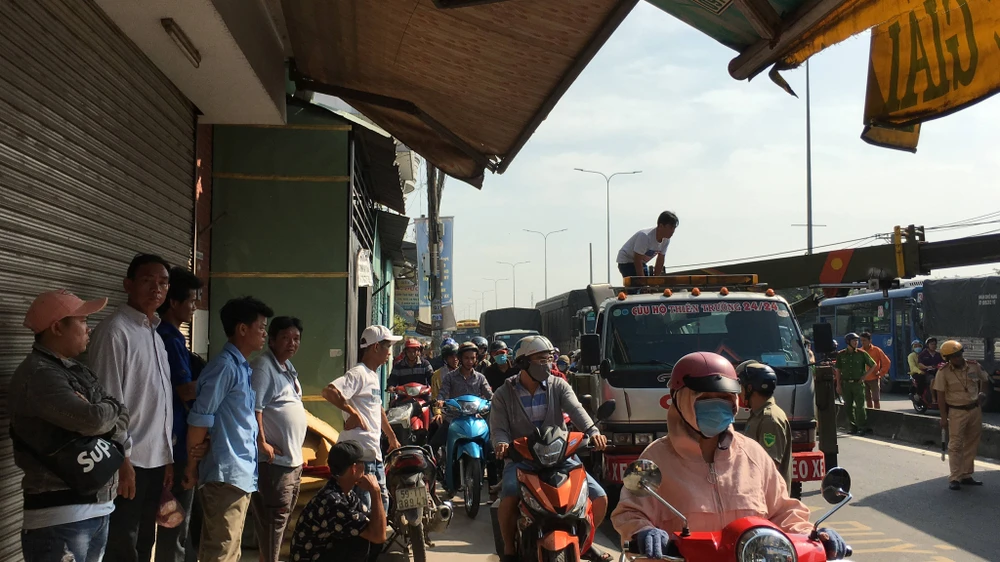 Xe khách tông dải phân cách, nhiều người thoát chết ảnh 6 Xe khách tông dải phân cách, nhiều người thoát chết ảnh 6
