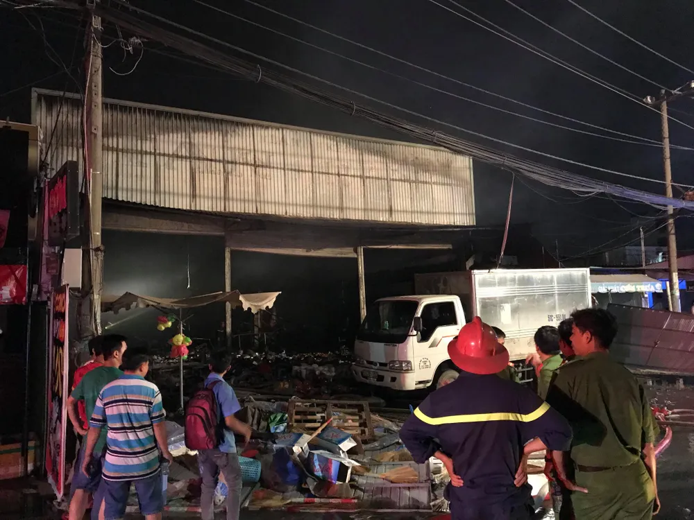 Cửa hàng tạp hoá bốc cháy dữ dội ở quận 9 ảnh 1 Cửa hàng tạp hoá bốc cháy dữ dội ở quận 9 ảnh 1