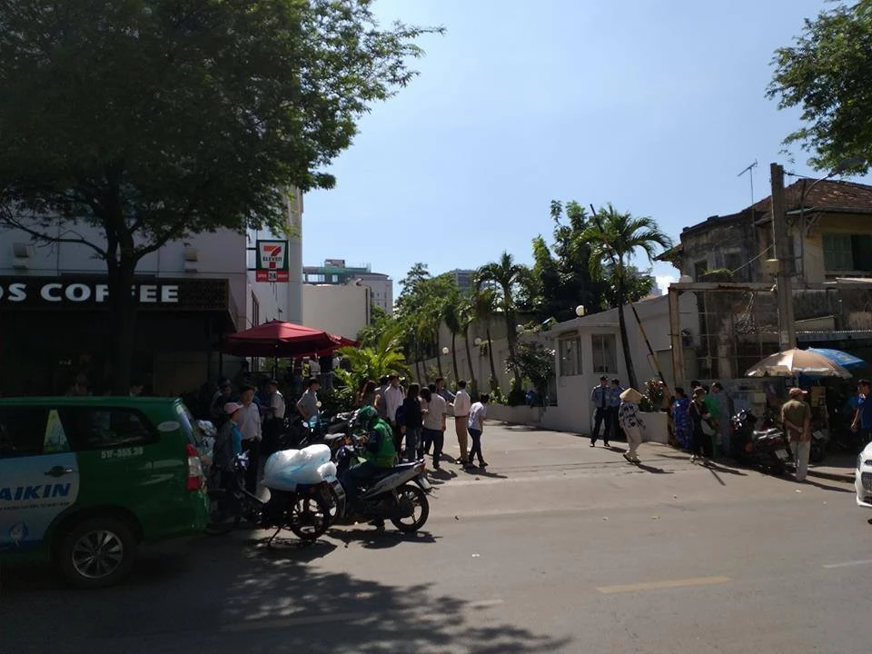 Người đàn ông nghi nhảy lầu tự tử tại toà nhà Saigon Trade Center ảnh 1 Người đàn ông nghi nhảy lầu tự tử tại toà nhà Saigon Trade Center ảnh 1