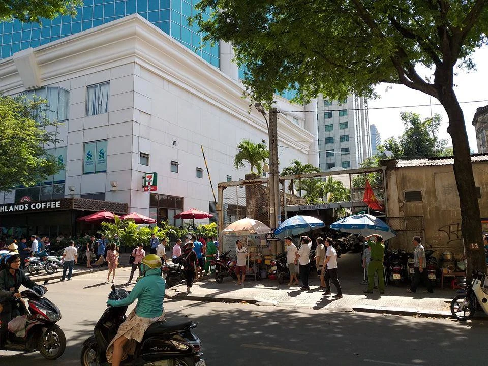 Người đàn ông nghi nhảy lầu tự tử tại toà nhà Saigon Trade Center ảnh 2 Người đàn ông nghi nhảy lầu tự tử tại toà nhà Saigon Trade Center ảnh 2