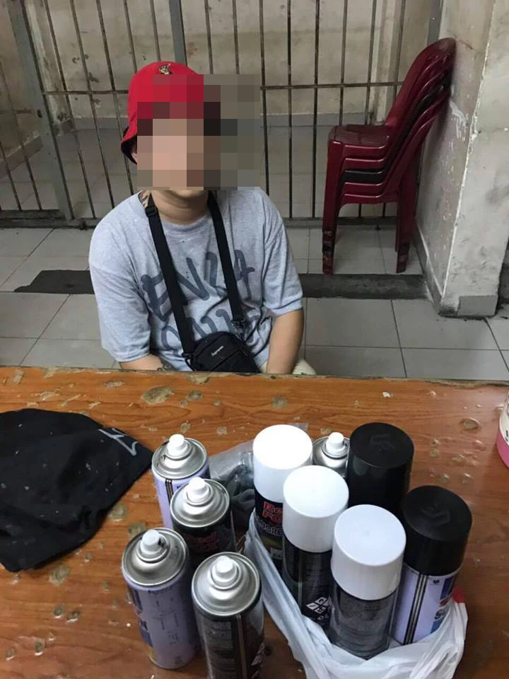 Bắt quả tang du khách nước ngoài vẽ bậy tại khu phố Tây ảnh 1 Bắt quả tang du khách nước ngoài vẽ bậy tại khu phố Tây ảnh 1