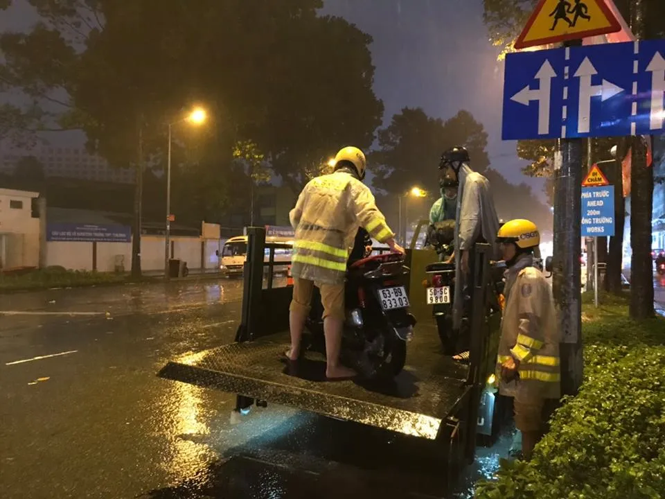 CSGT giúp dân đưa xe vượt điểm ngập trong cơn bão số 9 ở trung tâm TPHCM ảnh 6