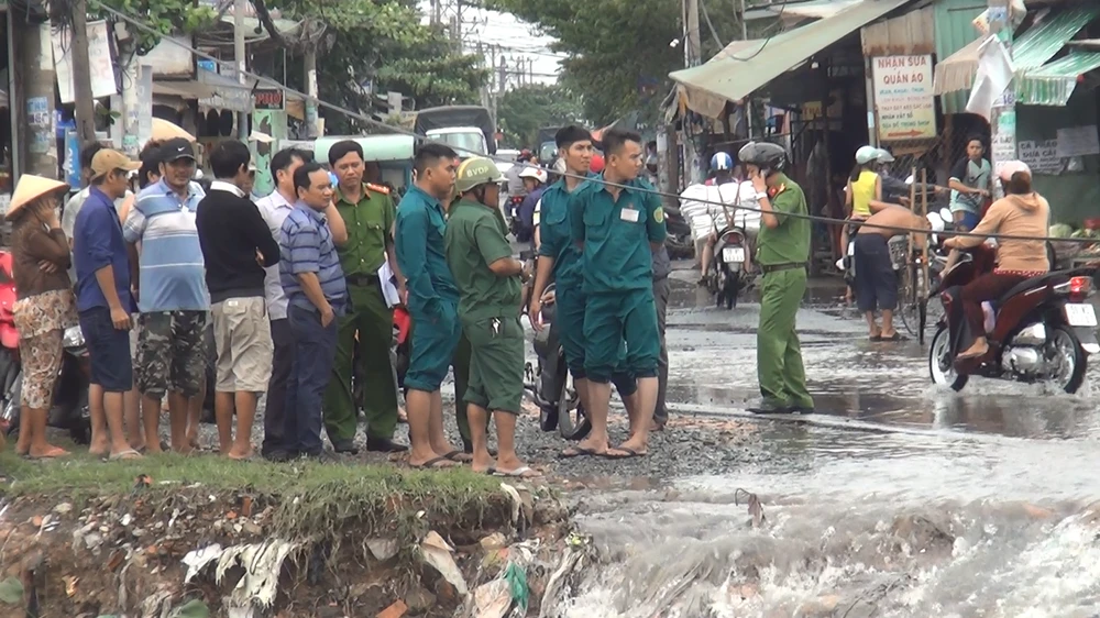 Lực lượng chức năng tại hiện trường. Ảnh: CHÍ THẠCH 