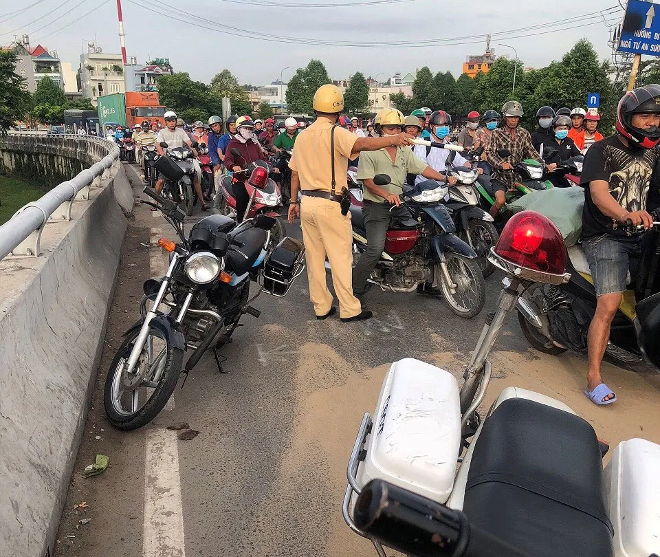 Cảnh sát giao thông - trật tự TPHCM dọn cát rơi trên đường ảnh 5 Cảnh sát giao thông - trật tự TPHCM dọn cát rơi trên đường ảnh 5