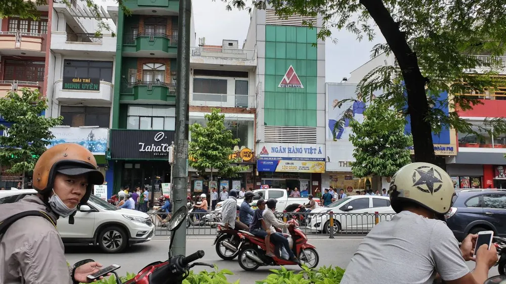 Diễn biến mới nhất vụ đối tượng nghi dùng súng cướp ngân hàng Việt Á ảnh 2 Diễn biến mới nhất vụ đối tượng nghi dùng súng cướp ngân hàng Việt Á ảnh 2