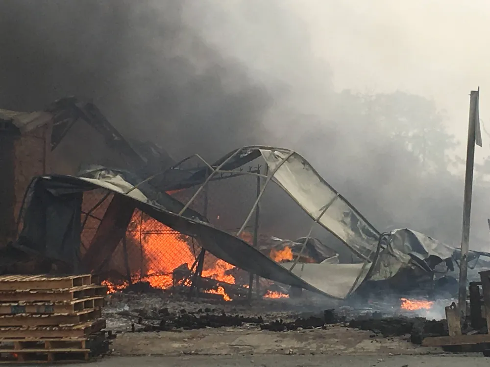  Cháy lớn gần ngã tư Vũng Tàu: 3 công ty làm pallet, 1 xưởng gỗ thiệt hại nặng ảnh 2