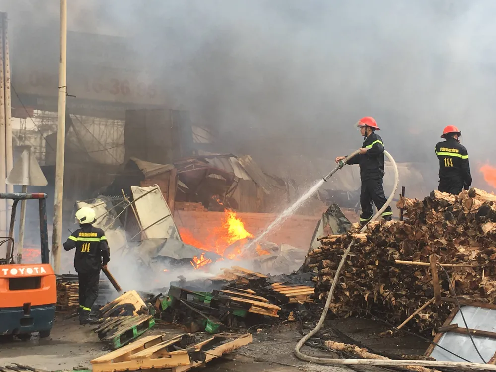  Cháy lớn gần ngã tư Vũng Tàu: 3 công ty làm pallet, 1 xưởng gỗ thiệt hại nặng ảnh 1