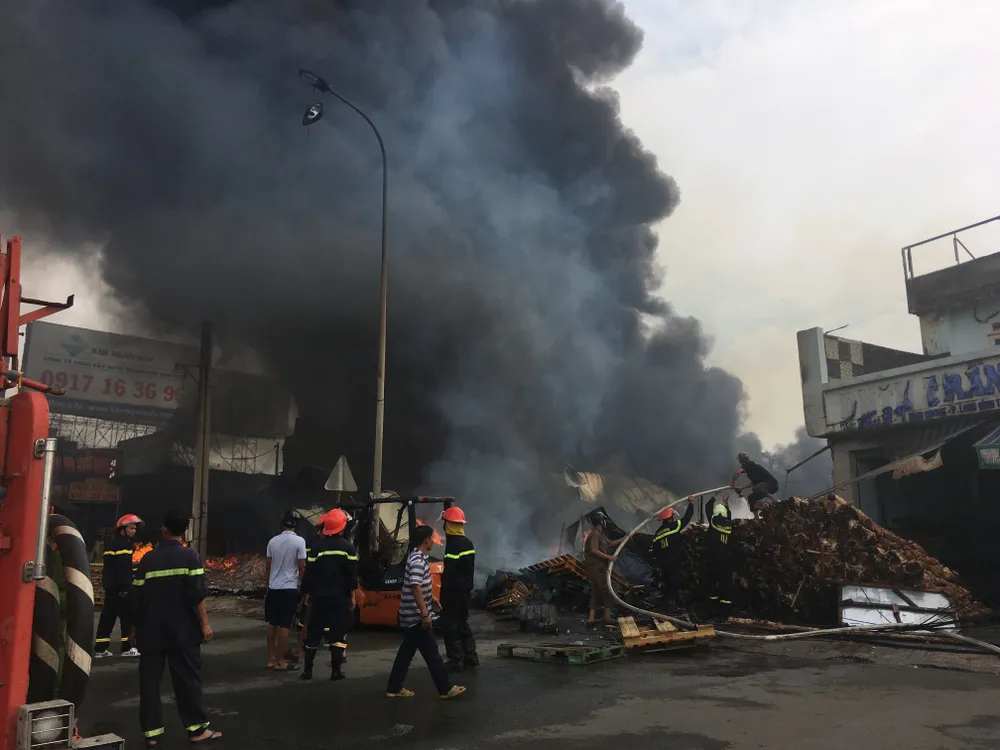  Cháy lớn gần ngã tư Vũng Tàu: 3 công ty làm pallet, 1 xưởng gỗ thiệt hại nặng ảnh 6