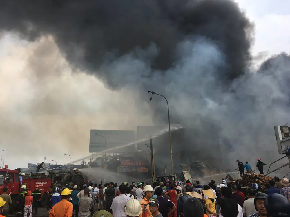  Cháy lớn gần ngã tư Vũng Tàu: 3 công ty làm pallet, 1 xưởng gỗ thiệt hại nặng ảnh 7