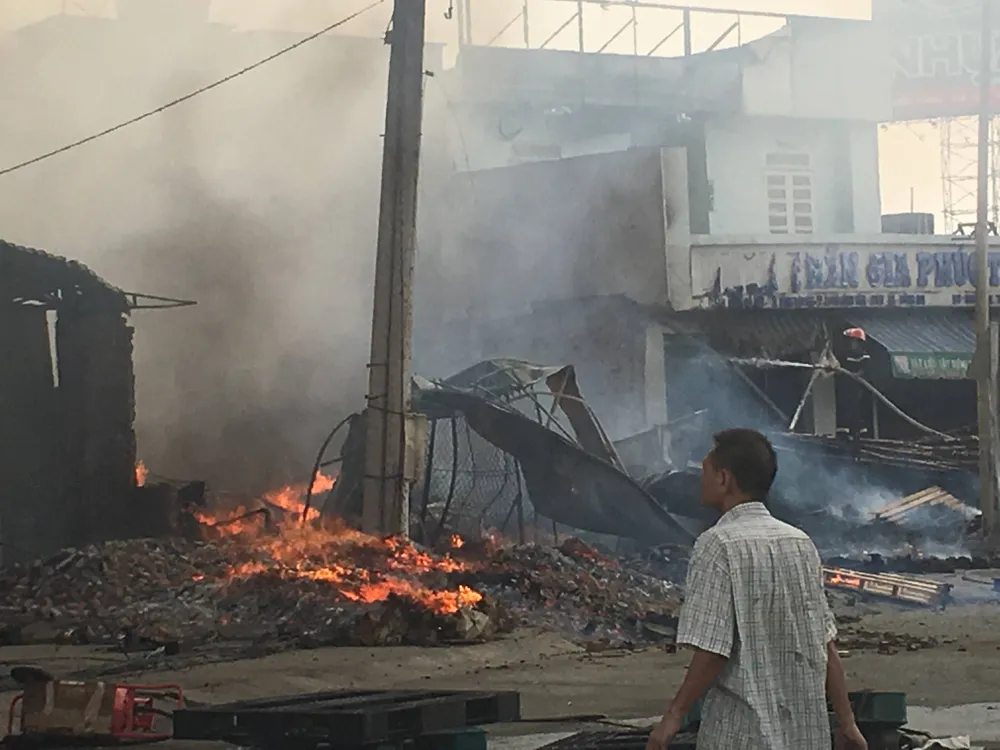  Cháy lớn gần ngã tư Vũng Tàu: 3 công ty làm pallet, 1 xưởng gỗ thiệt hại nặng ảnh 8