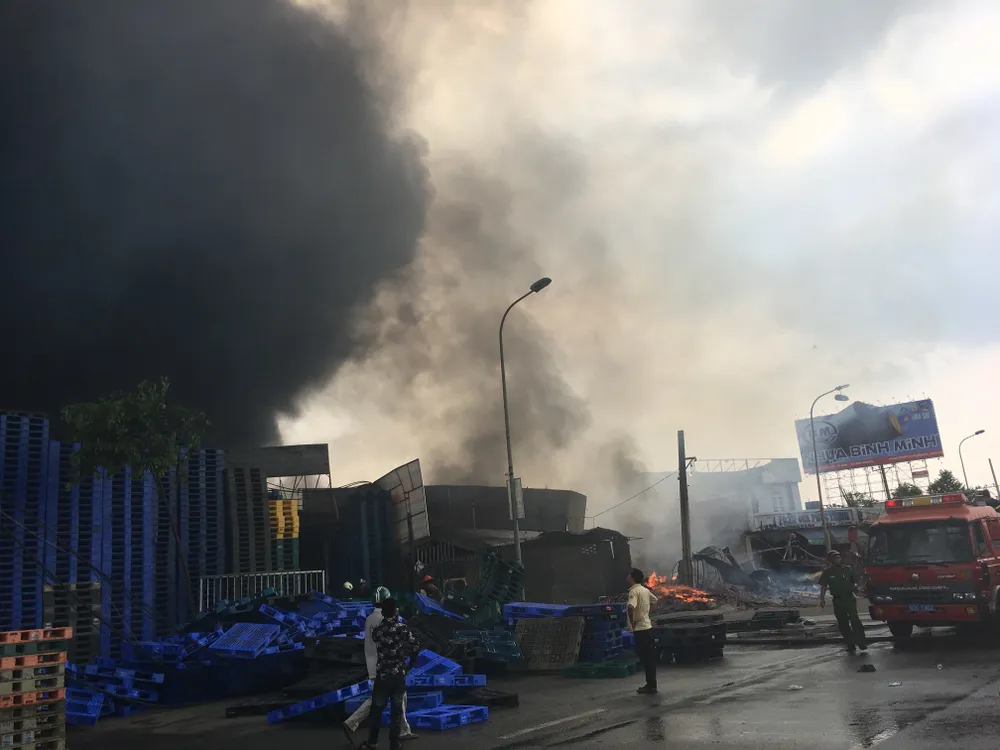  Cháy lớn gần ngã tư Vũng Tàu: 3 công ty làm pallet, 1 xưởng gỗ thiệt hại nặng ảnh 9