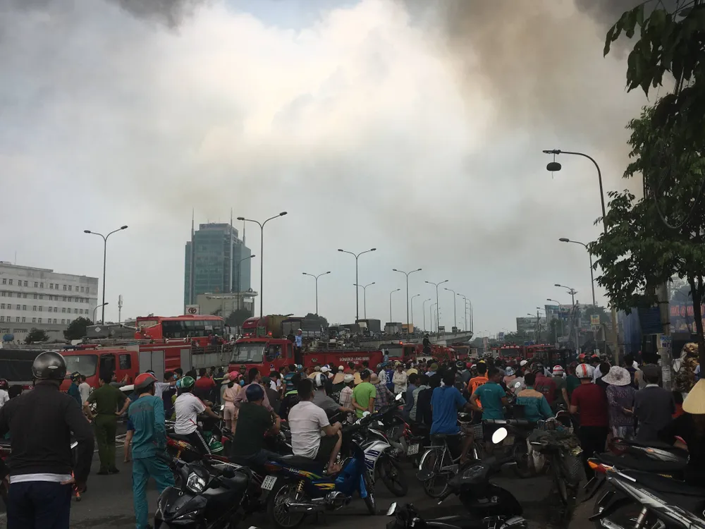  Cháy lớn gần ngã tư Vũng Tàu: 3 công ty làm pallet, 1 xưởng gỗ thiệt hại nặng ảnh 10