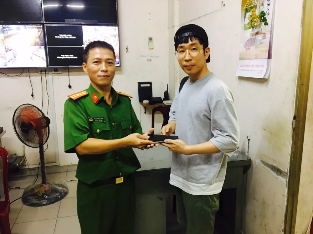 Đặc nhiệm truy đuổi kẻ cướp giật tài sản của du khách ở phố Tây  ảnh 2