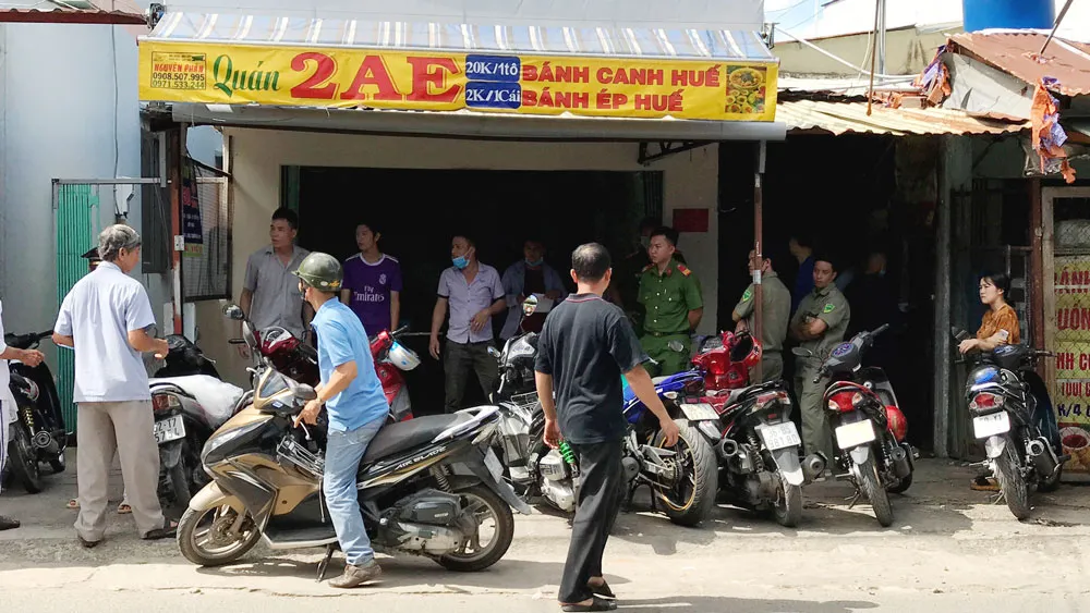 Công an tại hiện trường. Ảnh: CHÍ THẠCH 