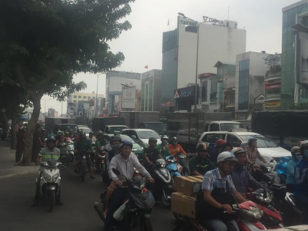 Tông vào gốc cây, xe taxi nát đầu, 2 người bị thương ảnh 3