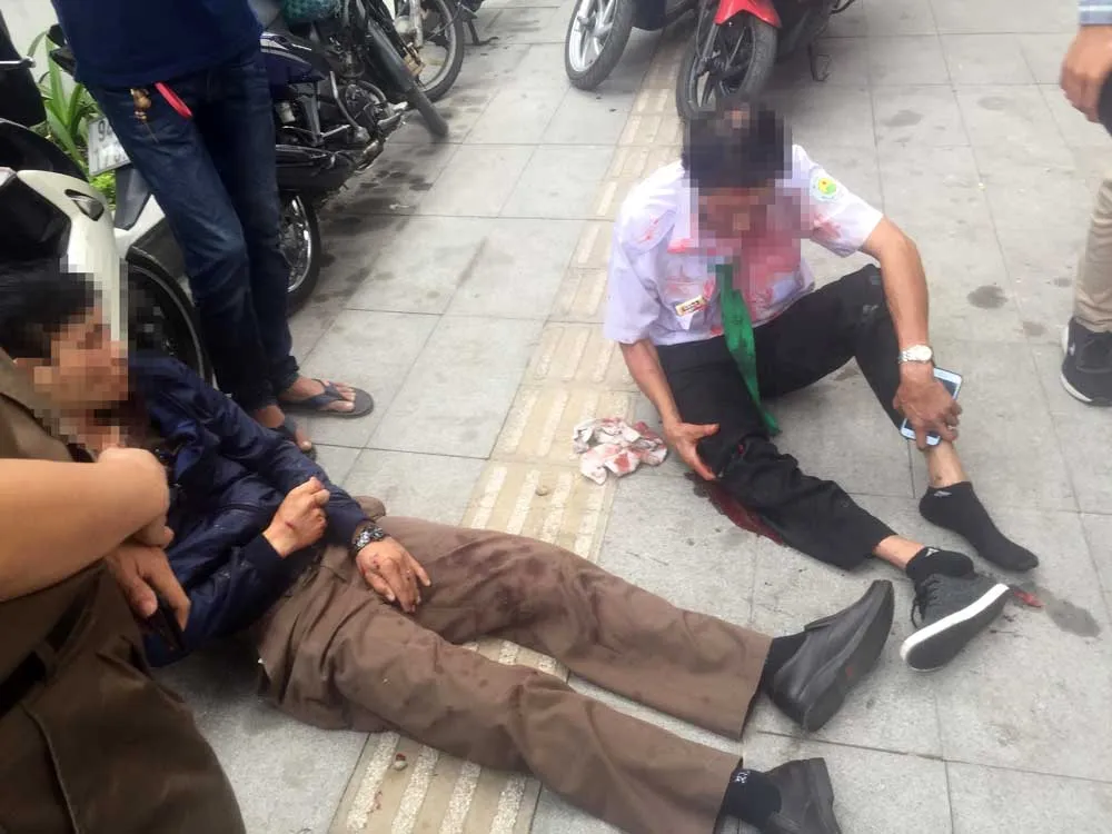 Tông vào gốc cây, xe taxi nát đầu, 2 người bị thương ảnh 2