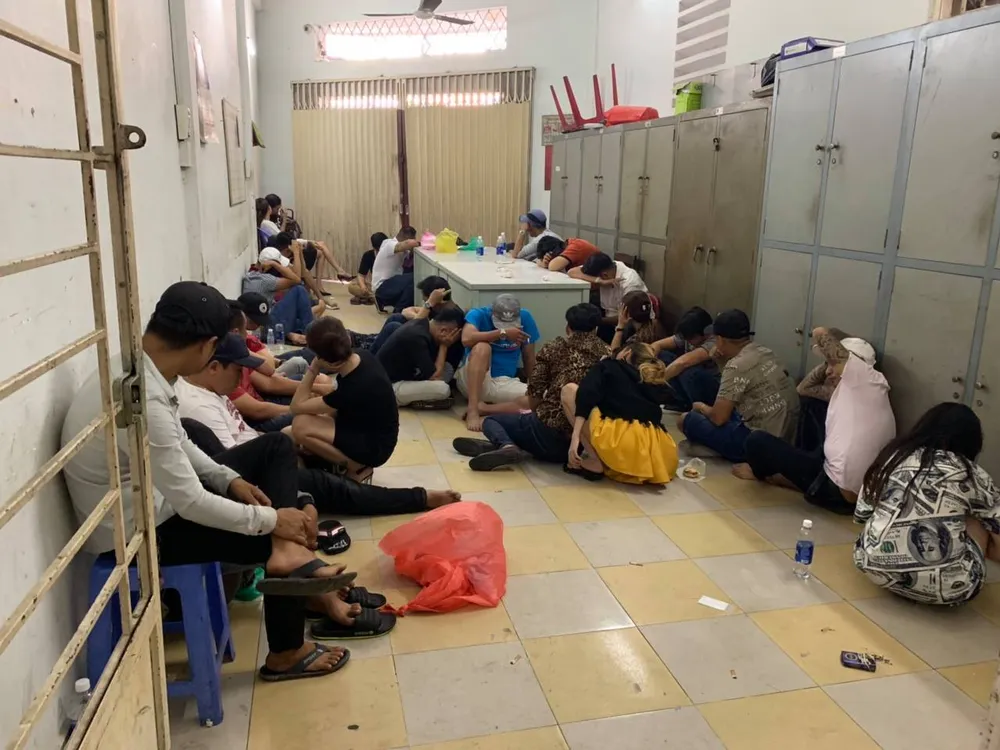 Đột kích vũ trường Đông Kinh, phát hiện 27 thanh niên dương tính với ma tuý ảnh 7