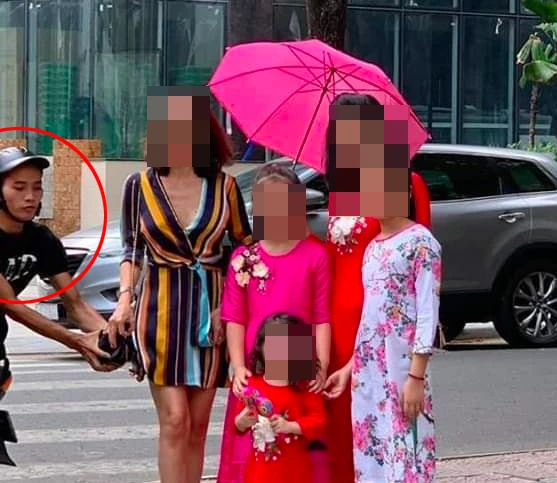 Truy bắt kẻ cướp túi xách của nữ Việt Kiều bị lọt vào ống kính máy ảnh ảnh 1 Truy bắt kẻ cướp túi xách của nữ Việt Kiều bị lọt vào ống kính máy ảnh ảnh 1