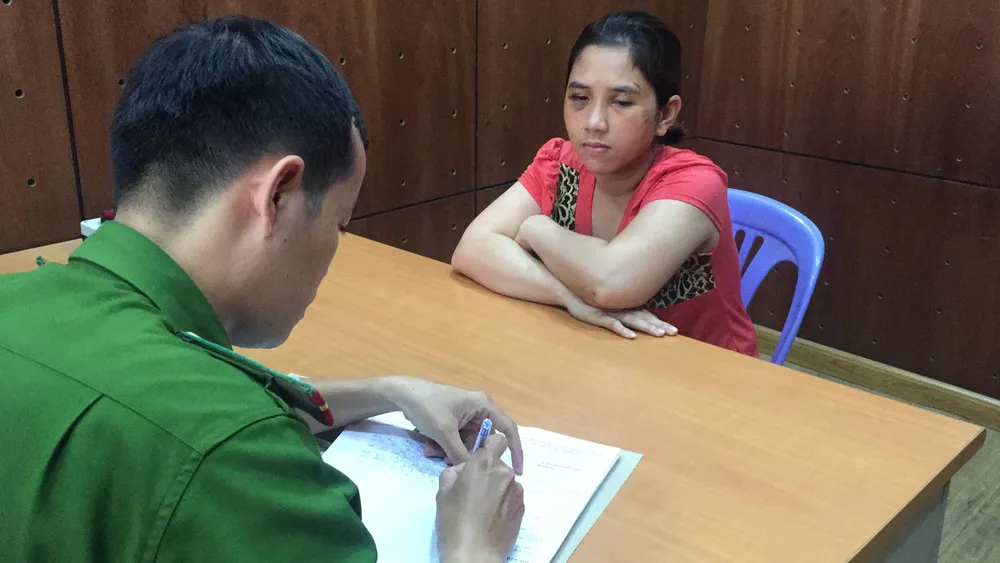  Người phụ nữ dùng kiếm chém 2 vợ chồng trước tiệm vàng ở quận 1 ảnh 1