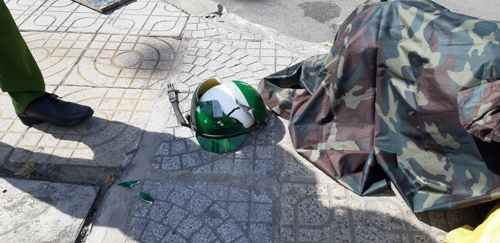 Nón bảo hiểm của nạn nhân bể nát tại hiện trường.