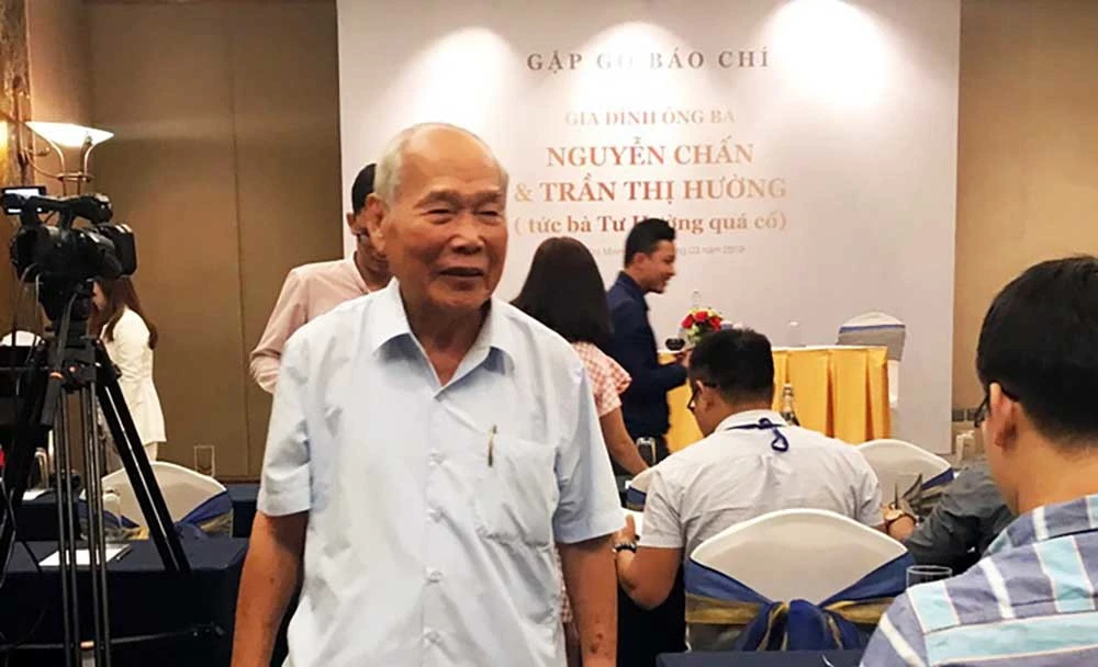 Ông Nguyễn Chấn (chồng bà Tư Hường) tố cáo con trai chiếm đoạt tài sản gia đình mình. Ảnh: L.A