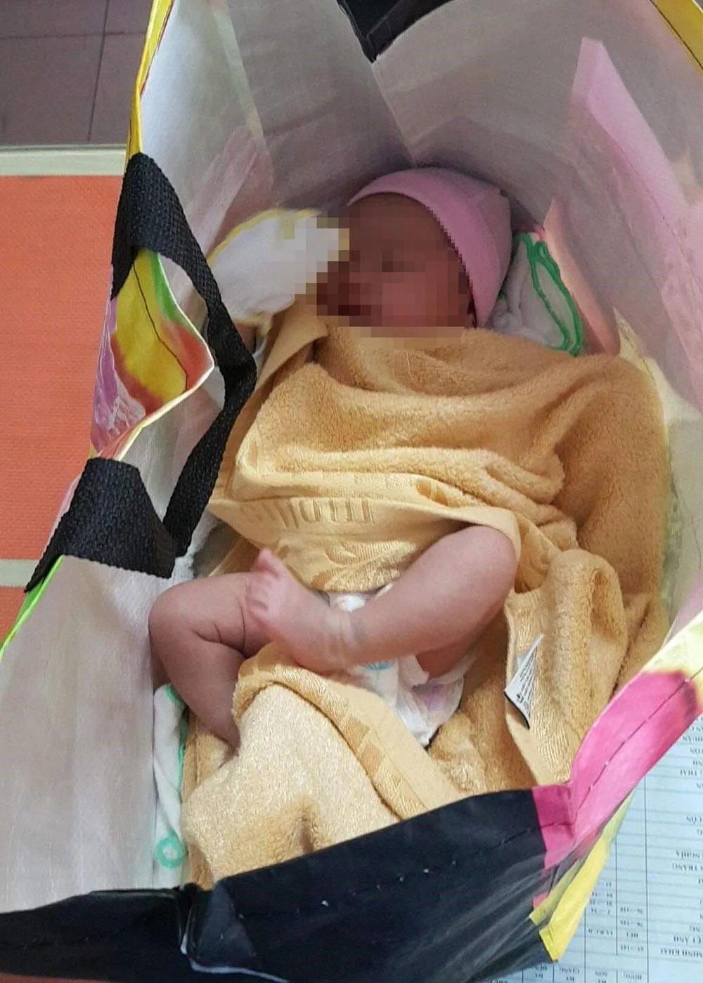 Bé gái sơ sinh một tháng tuổi bị bỏ bên đường ảnh 1  Bé gái sơ sinh một tháng tuổi bị bỏ bên đường ảnh 1