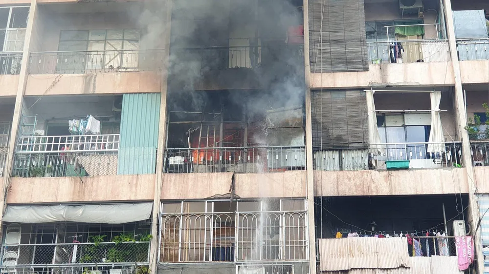  Giải cứu gần 30 người mắc kẹt trong đám cháy ký túc xá ở TPHCM ảnh 6
