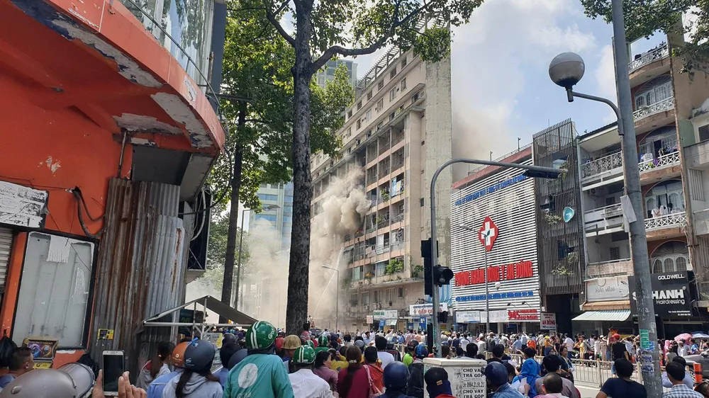  Giải cứu gần 30 người mắc kẹt trong đám cháy ký túc xá ở TPHCM ảnh 12