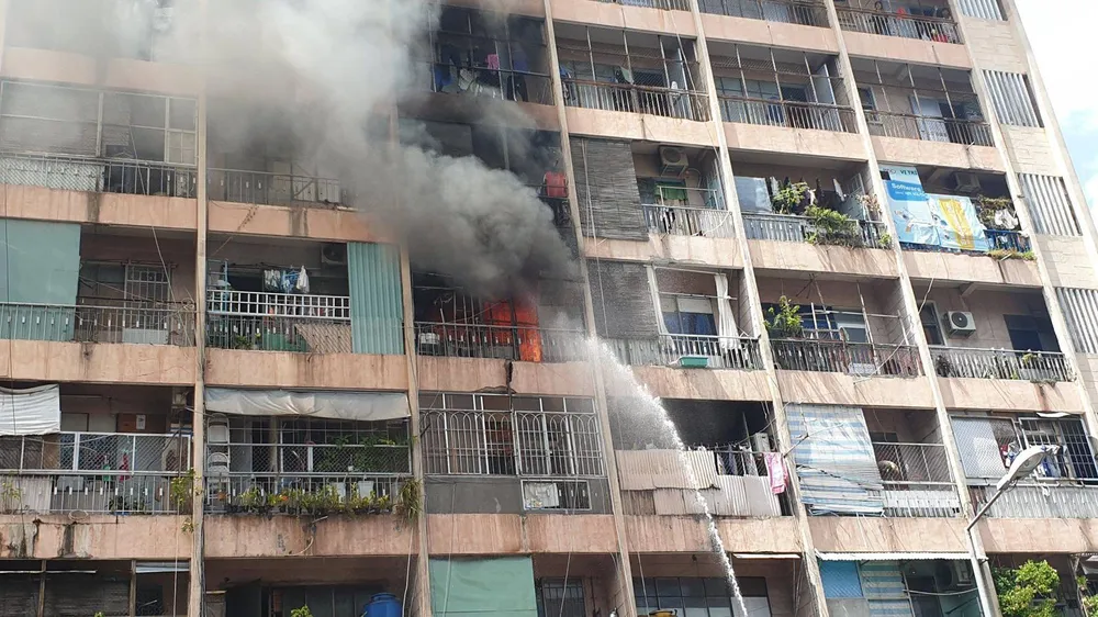  Giải cứu gần 30 người mắc kẹt trong đám cháy ký túc xá ở TPHCM ảnh 4