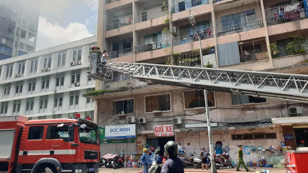  Giải cứu gần 30 người mắc kẹt trong đám cháy ký túc xá ở TPHCM ảnh 5