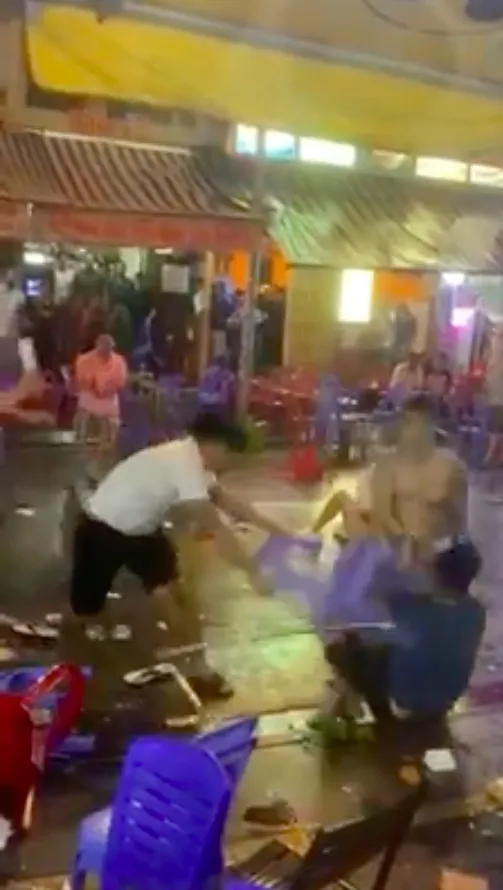 Tạm giữ các đối tượng tham gia vụ hỗn chiến ở khu phố Tây Bùi Viện ảnh 3